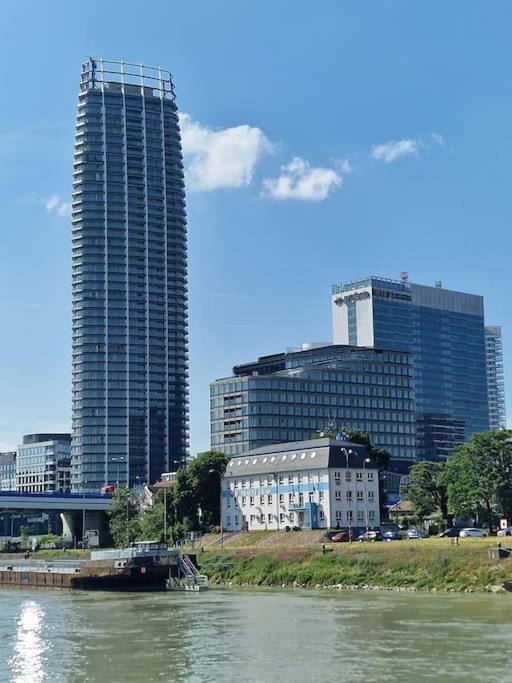ブラチスラヴァThe First Skyscraper In Slovakiaアパートメント エクステリア 写真
