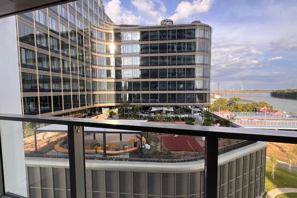 ブラチスラヴァThe First Skyscraper In Slovakiaアパートメント エクステリア 写真
