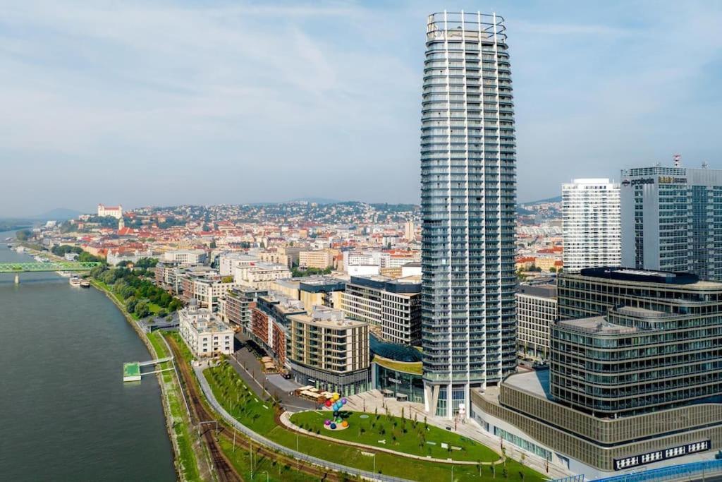 ブラチスラヴァThe First Skyscraper In Slovakiaアパートメント エクステリア 写真